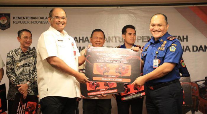 Damkarla Gresik, Satu-satunya di Jatim Terima Bantuan Peralatan Pemadam dari Pusat