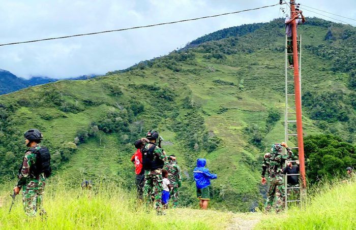 Setiap Ada Kesulitan Masyarakat, Satgas Yonif Raider 142/KJ Hadir Beri Solusi