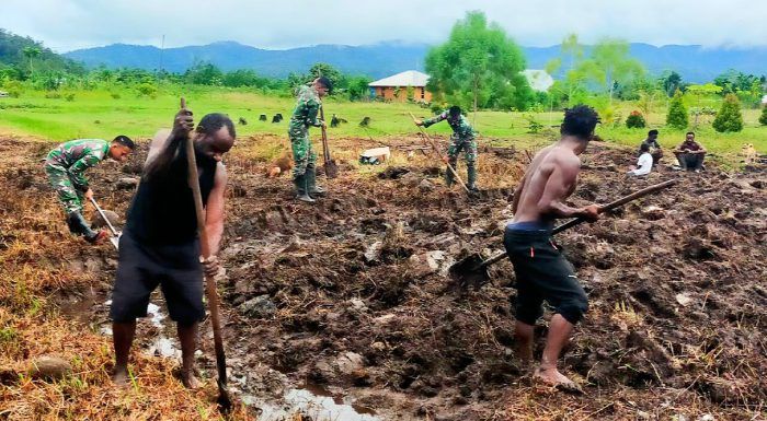 Semangat Personel Kesatria Jaya Satgas YR 142/KJ Bantu Warga Buka Lahan Perkebunan
