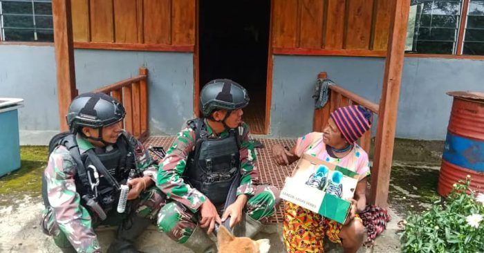Lihat Warga Tanpa Alas Kaki, Satgas Yonif Mekanis 203/AK Berikan Sepatu