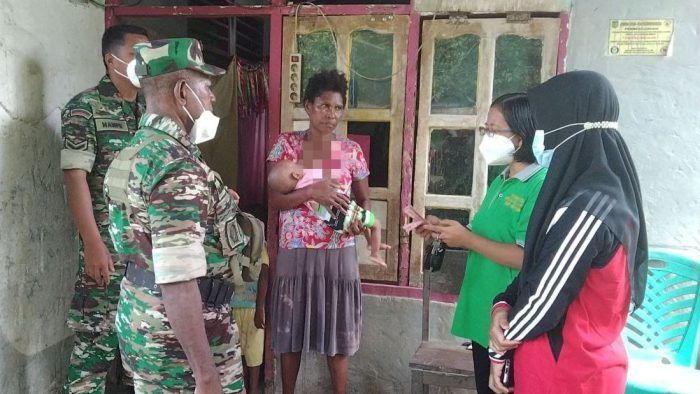 Peduli Anak Stunting di Wilayah Binaan, Danramil Mapurujaya Kunjungi Sekaligus Beri Sembako
