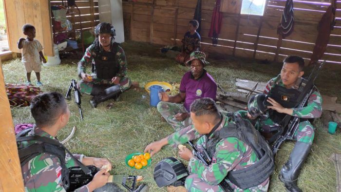 Komsos ke Wilayah Binaan, Satgas YR 142/KJ Disambati Warga Terkait Akses Jalan Rusak