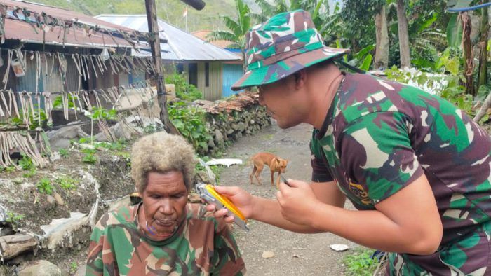 Ini Wujud Cinta Kasih Satgas Yonif Raider 142/KJ kepada Mama Papua