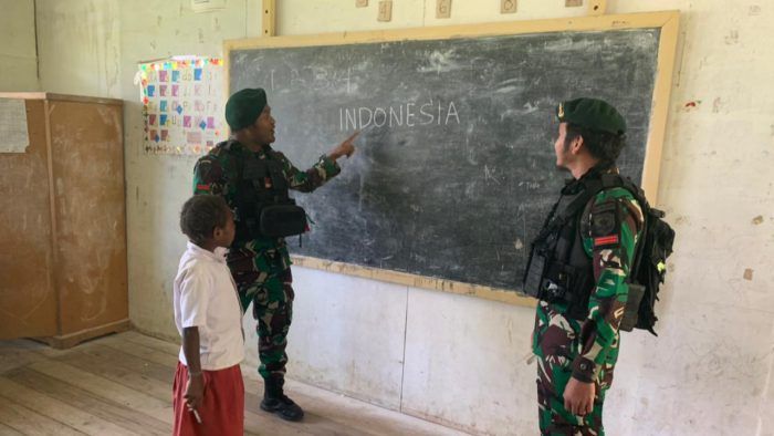 Cerdaskan Anak Bangsa, Satgas Yonif Mekanis 203/AK Bantu Mengajar di SD YPPGI Makki