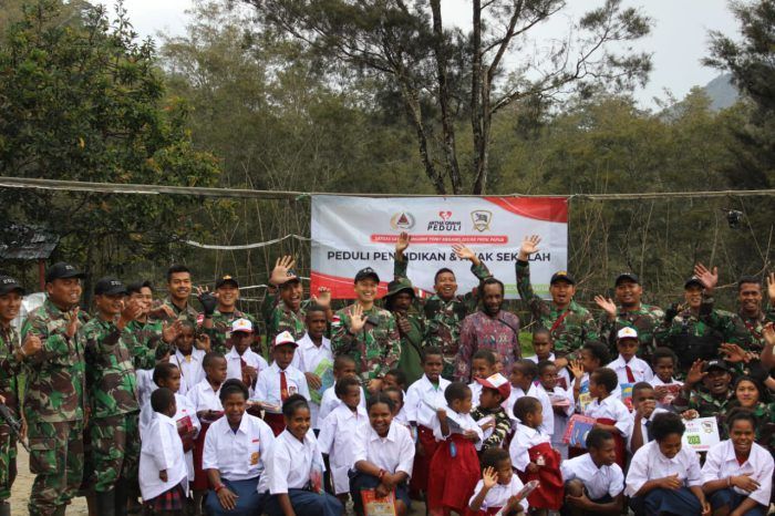Satgas Yonif Mekanis 203/AK Gandeng Artha Graha Bagikan Perlengkapan Sekolah di Lanny Jaya