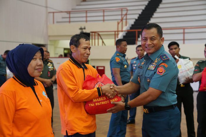 Ketum Dharma Pertiwi Beri Sembako Tenaga Honorer dan PHL Mabes TNI
