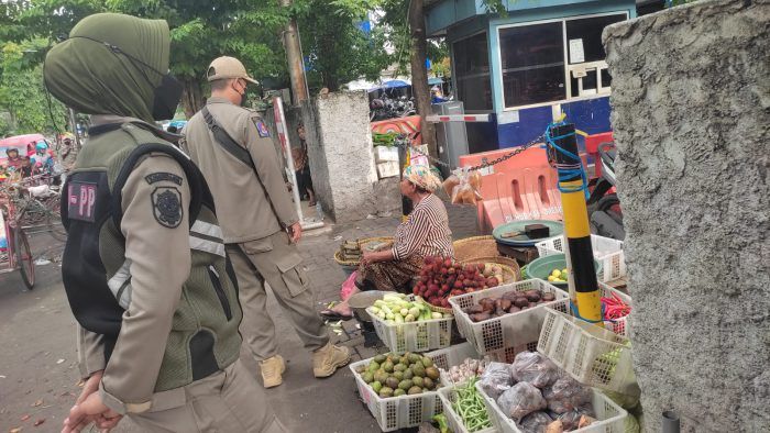 Satpol PP Gresik Terus Imbau PKL Tak Jualan di Trotoar dan Bahu Jalan