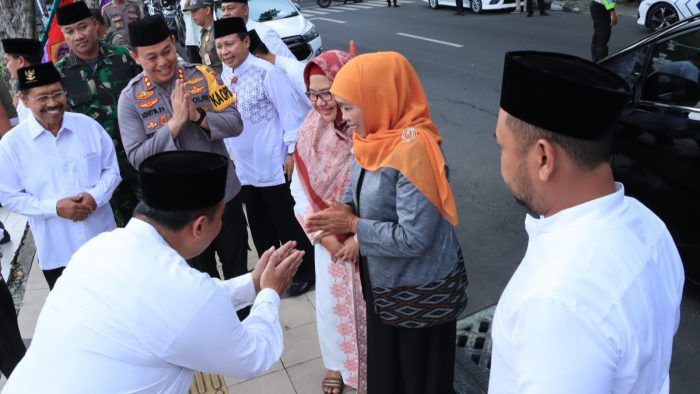 Kapolres Gresik Dampingi Gubernur Jatim Bagikan Bantuan Seribu Anak Yatim