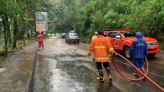 Jalan Provinsi dan Alternatif Malang – Kediri Diterjang Longsor
