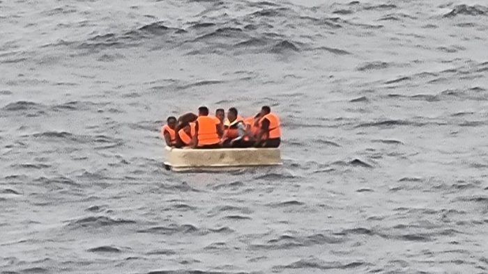 KN Belut Laut-406 Bakamla RI Evakuasi Korban Kapal Tenggelam di Perairan Natuna