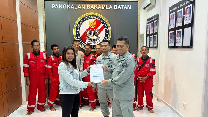 Bakamla RI Serahkan ABK Korban Kapal Tenggelam Kepada Keluarga