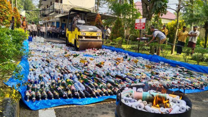 Ribuan Botol Miras dan Bahan Peledak Dimusnahkan Polres Malang