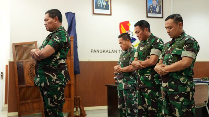 Panglima TNI Imami Salat Sebelum Pimpin Rapat Evaluasi Operasi SAR Pilot Susi Air