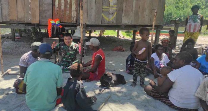Babinsa Kampung Kipia Komsos dengan Tokoh Masyarakat di Wilayah Binaan
