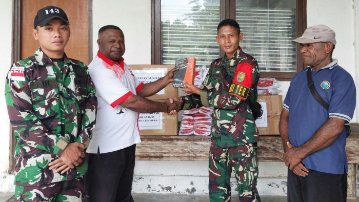 Tingkatkan Iman, Satgas Yonif 143/TWEJ Bantu Al Kitab di Pedalaman Papua