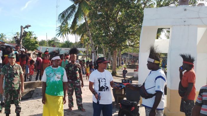 Babinsa Kokonao Kawal Arak-arakan Salib Indonesian Youth Day