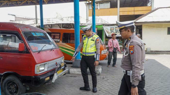 Cegah Kecelakaan, Satlantas Polres Gresik Cek Kendaraan Angkutan Umum