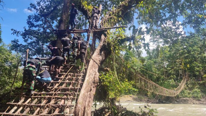 Lancarkan Mobilitas Warga, Satgas Yonif 143/TWEJ Perbaiki Jembatan
