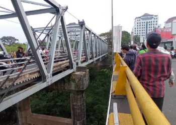 Jasad TJS ditemukan di bawah Jembatan Suhat sisi timur. (Foto: Syaiful/Javasatu.com)