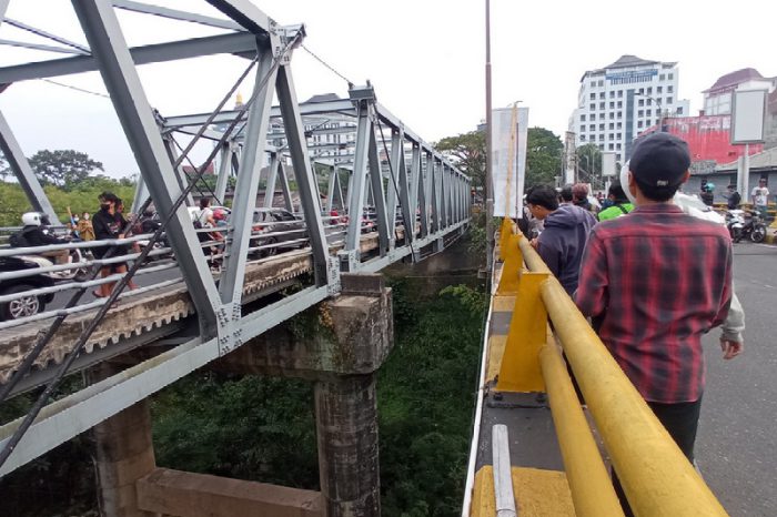 Jasad TJS ditemukan di bawah Jembatan Suhat sisi timur. (Foto: Syaiful/Javasatu.com)