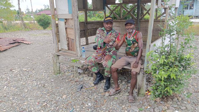 Babinsa Koramil Kuala Kencana Komsos Eratkan Silaturahmi dengan Warga