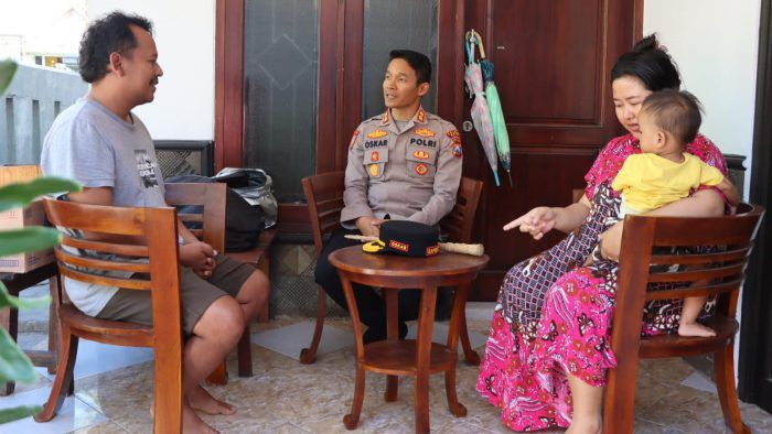 Peringati Hari Bhayangkara Ke-77, Polres Batu Gelar Jumat Curhat Door to Door