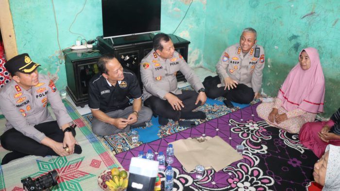 Kapolda Jatim Dicurhati Warga Gresik Door to Door
