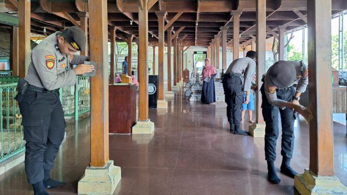 Polres Gresik Bersih-bersih di Wisata Religi Makam Sunan Giri