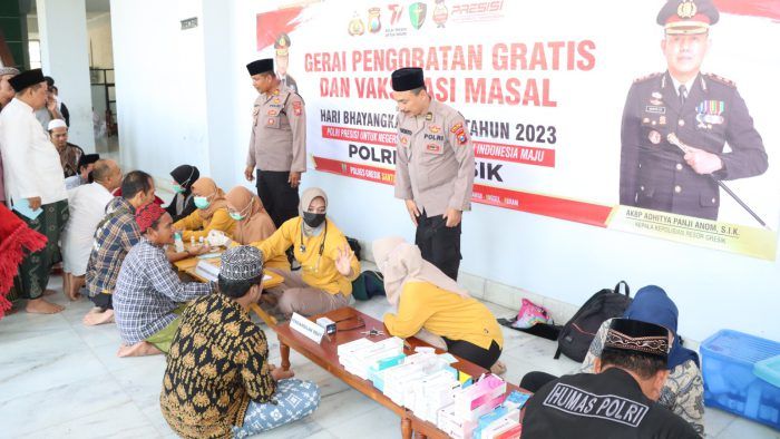 Ratusan Warga Dicek Kesehatan Gratis Polres Gresik di Masjid Agung