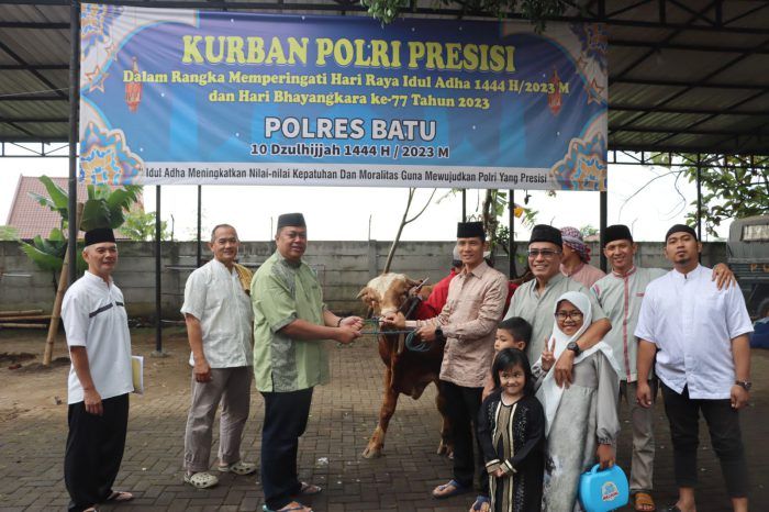 Kapolres Batu Serahkan 32 Ekor Hewan Kurban di Iduladha 1444 HIjriah