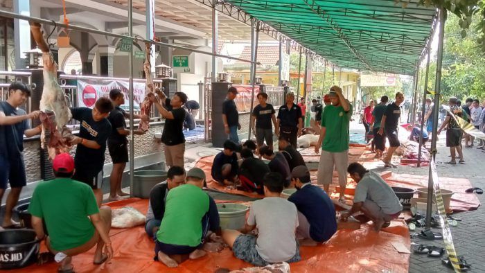 Sembelih 10 Sapi dan 24 Kambing Pererat Silaturahmi di Masjid Mambaul Huda GKB
