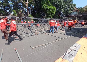 Simulasi pendirian tenda darurat usai pembekalan dari BPBD. (Foto: Julian S/Javasatu.com)