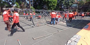 Simulasi pendirian tenda darurat usai pembekalan dari BPBD. (Foto: Julian S/Javasatu.com)