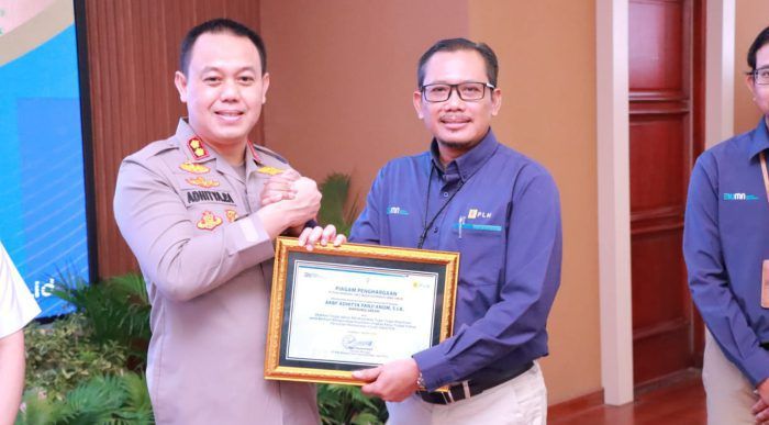 PLN Jatim Beri Penghargaan Kapolres Gresik Karena Berhasil Ringkus Pencuri Kabel Listrik
