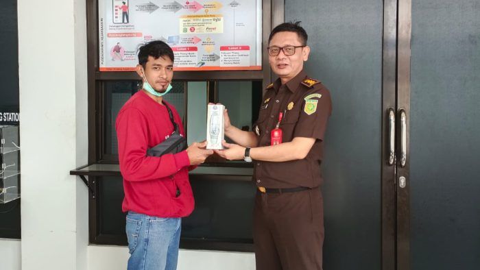 Pelanggar Tilang di Kejari Kota Malang Dapat Suvenir
