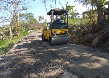 Proses pemeliharaan jalur Kalipare-Donomulyo, Selasa (08/08/2023). (Foto: Julian Sukrisna/Javasatu.com)
