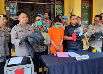Rilis penangkapan DK sebagai pelaku pencuri uang kotak amal. (Foto: Julian S/Javasatu.com)