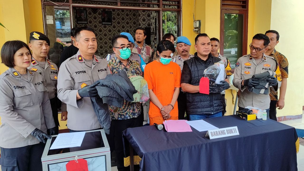 Rilis penangkapan DK sebagai pelaku pencuri uang kotak amal. (Foto: Julian S/Javasatu.com)