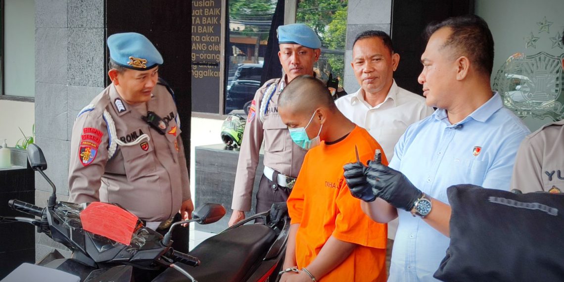 JM (23) warga Wonorejo, Pasuruan saat disuruh mempraktekkan cara membobol motor. (Foto: Julian S/Javasatu.com)