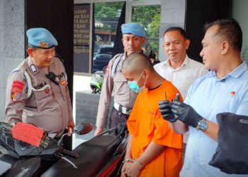 JM (23) warga Wonorejo, Pasuruan saat disuruh mempraktekkan cara membobol motor. (Foto: Julian S/Javasatu.com)