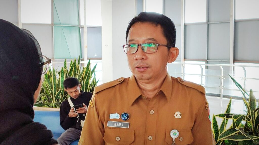 Hendru Martono, Kepala Dinas BPKSDM (Plt.) saat diwawancarai awak media di MCC Kota Malang, Selasa (19/05/2026)