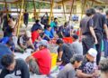 Kolaborasi warga UM mulai dari dosen, tenaga kependidikan hingga mahasiswa dalam mensukseskan prosesi penyembelihan dan distribusi hewan kurban
