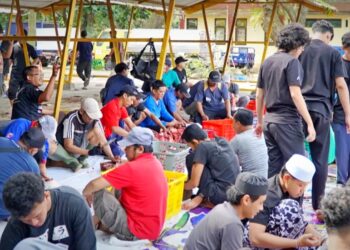 Kolaborasi warga UM mulai dari dosen, tenaga kependidikan hingga mahasiswa dalam mensukseskan prosesi penyembelihan dan distribusi hewan kurban