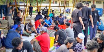 Kolaborasi warga UM mulai dari dosen, tenaga kependidikan hingga mahasiswa dalam mensukseskan prosesi penyembelihan dan distribusi hewan kurban