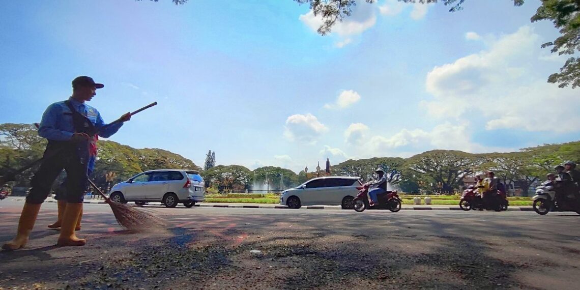 Nuansa Alun-alun Balaikota Malang ditengah tingginya suhu musim kemarau. (Foto: Julian Sukrisna/Javasatu.com)