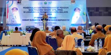Sambuta Walikota Malang, Wahyu Hidayat saat penyerahan SK Pensiun PNS di lingkungan Pemkot Malang di MCC Kota Malang, Selasa (19/05/2026)