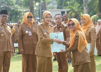 Mbak Wali Serahkan SK Kenaikan Pangkat 89 PNS, Program Harus Berdampak Nyata