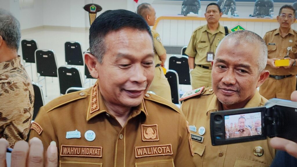 Walikota Malang, Wahyu Hidayat, saat diwawancarai awak media di Mini Block Office Kota Malang, Selasa (19/05/2026)