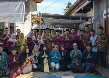 Mahasiswa KKN Al-Qolam Malang Terlibat Bersih Desa Kauman, Dekatkan dengan Warga
