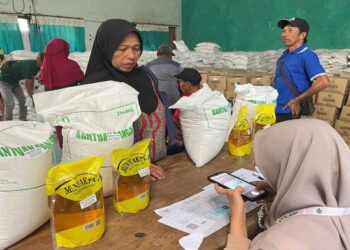 Mahasiswa Al-Qolam Malang Bantu Kelancaran Antrean Bansos Kampung Baru Kediri